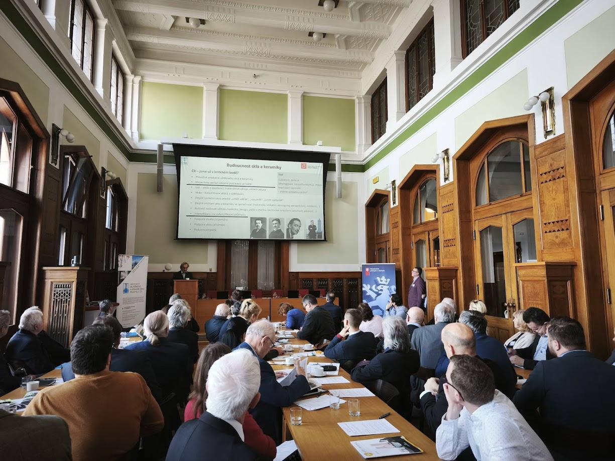 Konference Rozvoj sklářského a keramického průmyslu a řemesla v ČR II